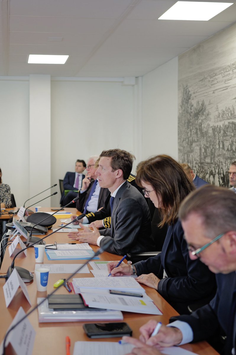 EdouardGeffray's tweet photo. Pour élaborer la future carte scolaire, il faut partir du terrain et coconstruire avec les acteurs locaux.

C'est le sens de l'expérimentation que j'ai lancée dans 18 départements, dont le Pas-de-Calais.

Alors que ce département va perdre plus de 50 000 élèves d’ici 2035, nous avons échangé avec les élus à la préfecture d’Arras cet après-midi pour en lancer les travaux.

Ici, comme dans les 17 autres départements, les remontées de terrain construiront la prochaine carte scolaire et viendront nourrir les discussions sur la loi de finances.

Une expérimentation qui répond à un besoin : l'École doit anticiper la baisse démographique, qui touche l'ensemble des territoires - ruraux comme urbains - afin de garantir une offre scolaire adaptée à leurs réalités.