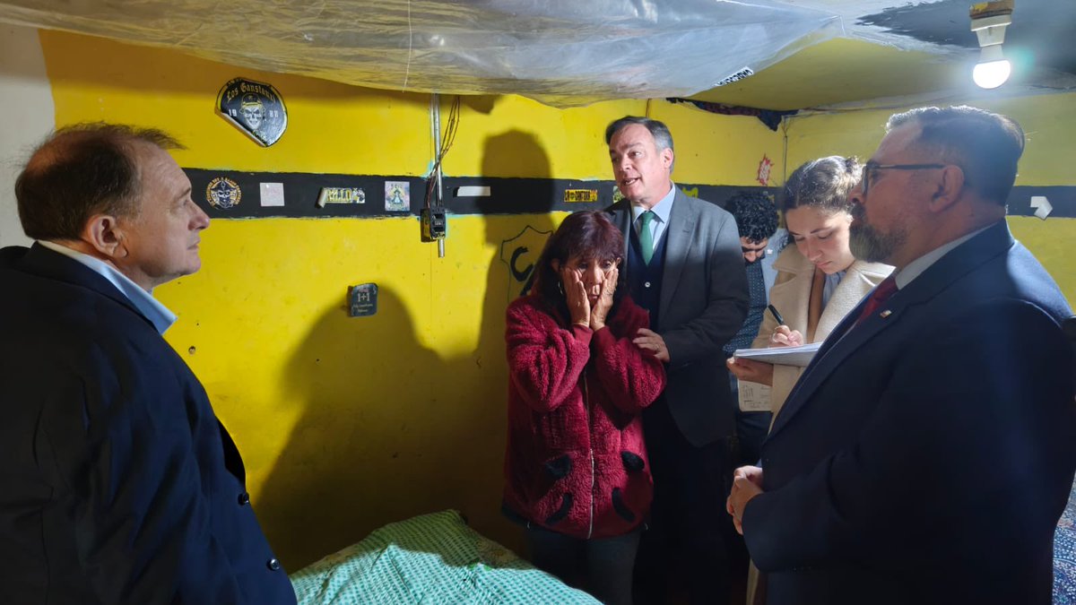 MinistroPoduje's tweet photo. Junto al senador Matías Walker en Coquimbo, estuvimos con familias afectadas por plagas de xilófagos que durante años han visto comprometida la seguridad y habitabilidad de sus viviendas.

Anunciamos un llamado especial al DS27, que se abrirá durante junio y que contará con un presupuesto de 200 mil UF a nivel nacional, equivalente a cerca de $8 mil millones. 

Este llamado considerará criterios de selección acordes a la realidad de las familias afectadas, priorizando la antigüedad de los comités, la situación de vulnerabilidad de los hogares, la presencia de personas mayores y años de compromisos que aún esperan una solución.

En la región existen 166 viviendas que requieren intervención y ya son 115 las casas que se encuentran postulando. Estamos avanzando con fechas y recursos  para entregar respuestas a una demanda histórica y recuperar hogares que por demasiado tiempo han esperado una solución definitiva.