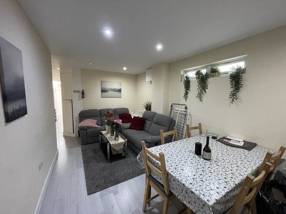 JukyoL's tweet photo. 【ロンドン部屋募集・即入居可】
📍Finsbury Park駅 徒歩5分
🛏️ ラージダブル
💰 £900/月（光熱費・ビル全込、デポジットなし）

日英混合フラットで広いリビングあり。お部屋は奥側で静かです。DMにて自己紹介を添えてご連絡ください！
#ワーホリロンドン #YMS2026 https://t.co/Puie1fYjr7