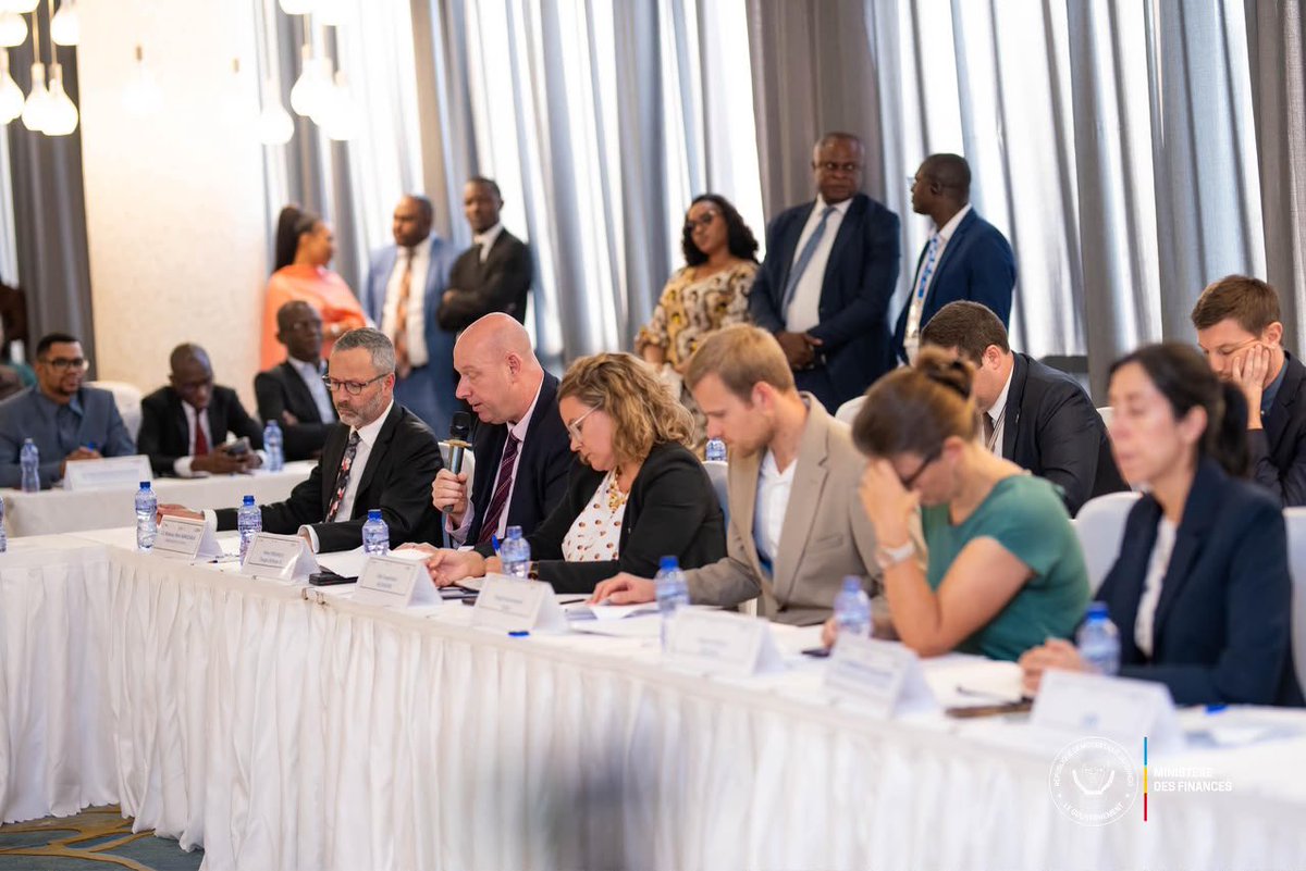 kajasarah18's tweet photo. #BREAKING NEWS | #FONAREDD : le Ministre des Finances préside la réunion de validation du rapport annuel consolidé 2025

Le Ministre des Finances, @LikundeR , a présidé, ce jeudi 4 juin 2026, la réunion du Comité de pilotage du Fonds National REDD+ (FONAREDD : Réduction des Émissions dues à la Déforestation et à la Dégradation des forêts), consacrée à la présentation et à la validation du rapport annuel consolidé de l’exercice 2025.

Cette réunion s’inscrit dans la vision du Président de la République, Félix Antoine Tshisekedi Tshilombo, qui fait de la République démocratique du Congo un acteur majeur de la lutte contre le changement climatique et un véritable « pays solution » grâce à ses vastes ressources forestières, à sa biodiversité exceptionnelle et à son potentiel de séquestration du carbone au bénéfice de l’#Afrique et du monde.

En sa qualité de Président du Comité de pilotage politique du FONAREDD, le Ministre des Finances a privilégié une approche participative en donnant la parole à l’ensemble des parties prenantes, notamment les bailleurs de fonds, les Ministres sectoriels, les représentants de la société civile ainsi que les ambassadeurs des pays membres de l’Initiative pour la Forêt de l’Afrique Centrale (#CAFI).

Les échanges, ouverts et constructifs, ont porté sur les orientations stratégiques du partenariat CAFI-RDC 2021-2031 ainsi que sur les prochaines étapes de sa mise en œuvre. Les partenaires techniques et financiers ont salué les progrès enregistrés dans la gestion des ressources mobilisées ainsi que dans l’exécution des programmes sur le terrain.

De 2016 à 2025, trente-six programmes ont été mis en œuvre dans le cadre du FONAREDD autour de la lutte contre la déforestation, la dégradation des forêts et le changement climatique.

Principal mécanisme financier national dédié à ces enjeux, le FONAREDD finance des programmes de protection des forêts, soutient le développement d’une agriculture durable, accompagne les réformes de gouvernance forestière et contribue à la mobilisation des financements climatiques internationaux.

Le Comité de pilotage du FONAREDD est présidé par le Ministre des Finances, tandis que le Ministre de l’Environnement en assure la vice-présidence. Le fonds joue un rôle central dans la canalisation des financements climatiques destinés à la préservation des forêts du bassin du Congo et à la promotion d’un développement durable en République démocratique du Congo, conformément à l’ambition de faire de la RDC un pays solution face aux défis climatiques mondiaux.

Ont pris part à la réunion, la Ministre d’État à l'éducation nationale, le Ministre des mines,le Ministre de l'aménagement du territoire,  de l'environnement, la Ministre des affaires foncières, la Vice-ministre des Finances, les ambassadeurs représentant les bailleurs des Fonds et la société civile.