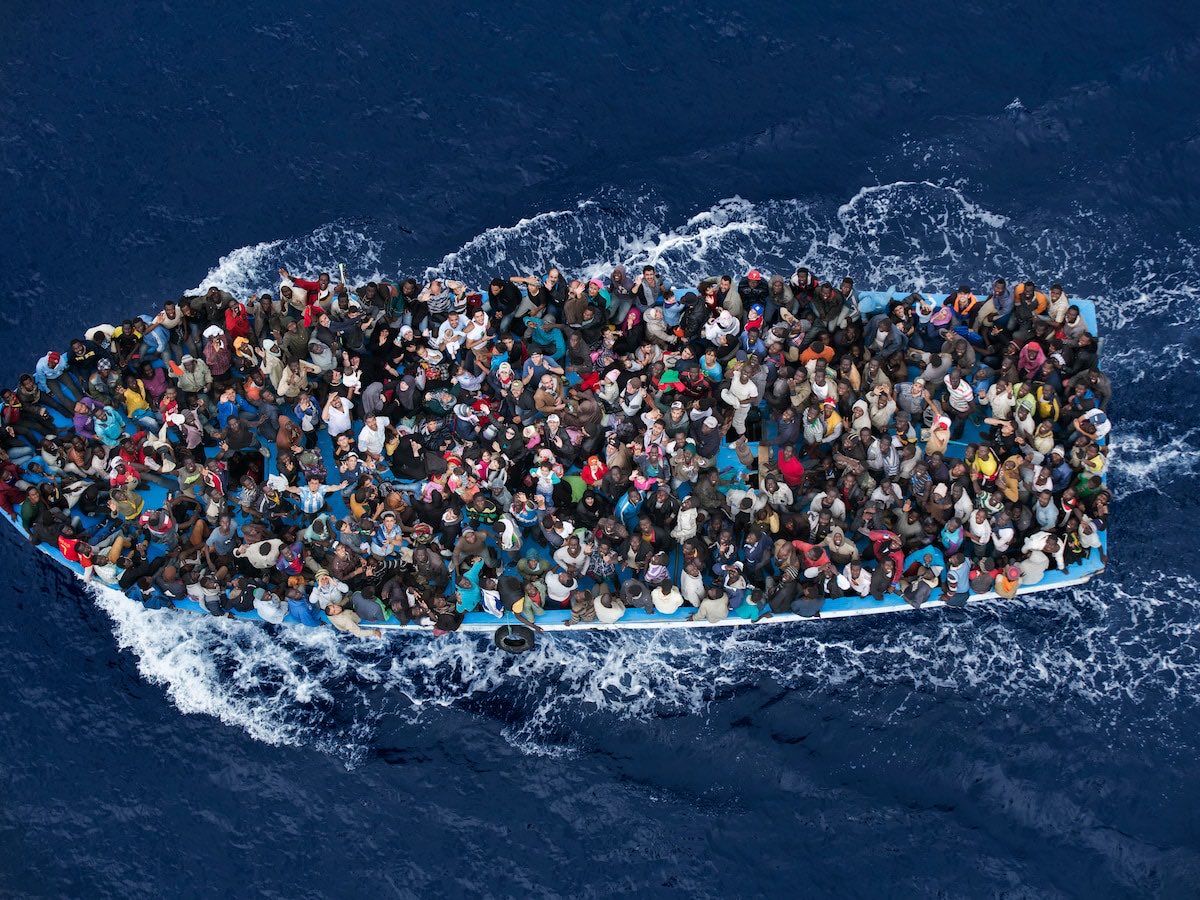 vereeck's tweet photo. Meerderheid legt Vlaams Belang in commissie het zwijgen op over het #migratiepact. 😡

Schandalig en ondemocratisch. Waar hebben ze schrik van? Wat hebben ze te verbergen? Waarom houdt @Bart_DeWever zijn woord niet? 

Something is rotten in the state of Belgium. https://t.co/pPxxb647Kx