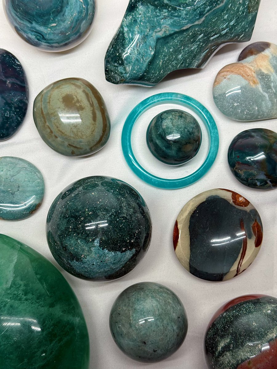 artbyjacstudio's tweet photo. Yellow and Green crystals for this Saturday’s “Crystal Pride” live sale table on lG 🫶🏳️‍🌈 https://t.co/WB8SAiBGu3