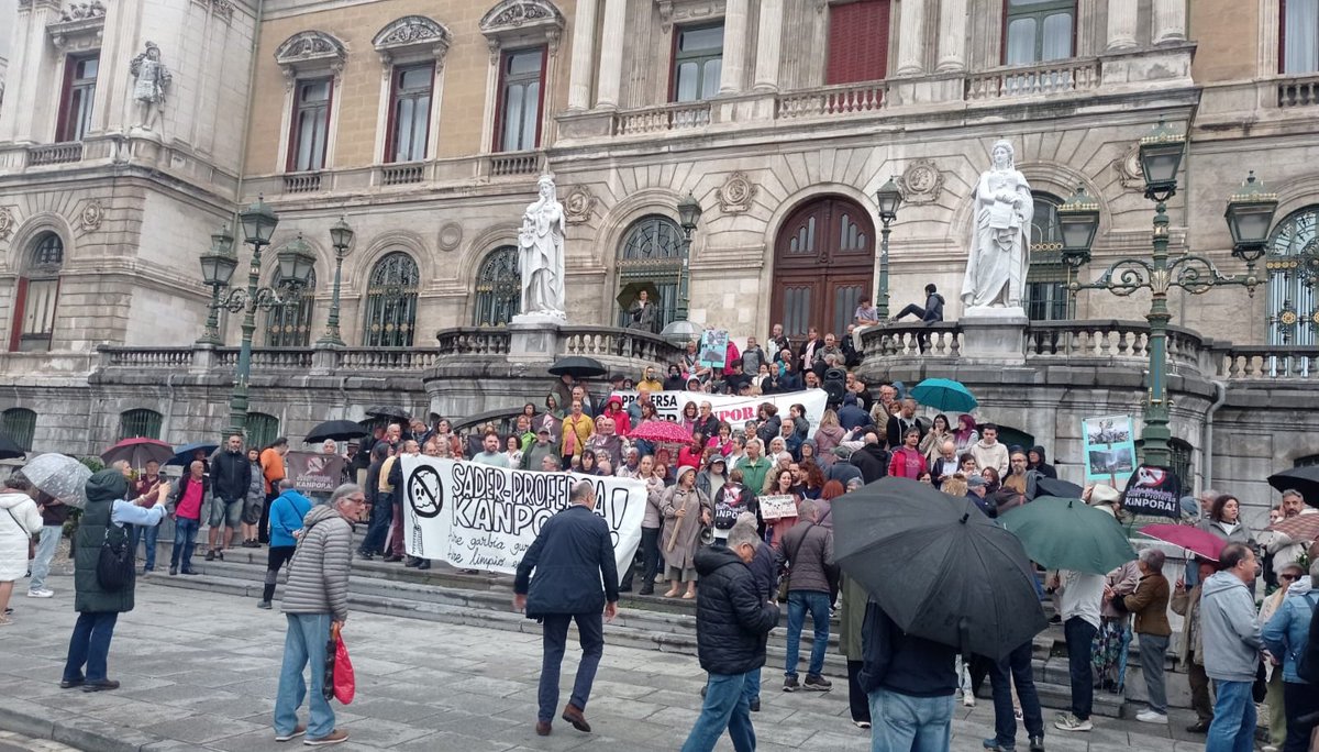RMurigoitia's tweet photo. Bilboko ehunka bizilagunek Sader eta Profersa enpresa kutsatzaileak Zorrotzako auzotik ateratzeko eskatu dute.

Por el derecho a disfrutar de aire limpio en nuestros barrios.

𝐒𝐚𝐝𝐞𝐫-𝐏𝐫𝐨𝐟𝐞𝐫𝐬𝐚 𝐤𝐚𝐧𝐩𝐨𝐫𝐚! https://t.co/gTZcIRFEhA