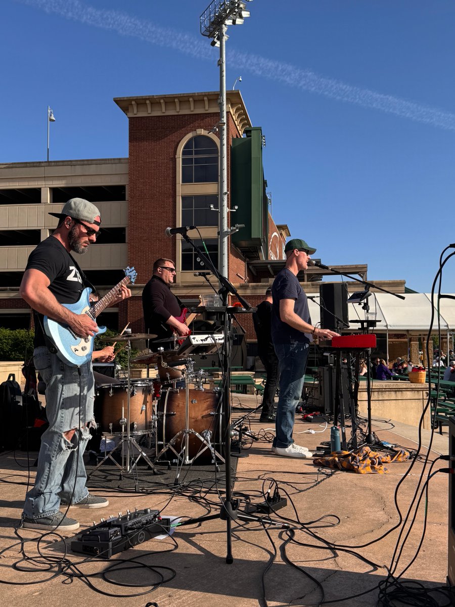 TinCaps's tweet photo. Gates - 6:05
Game -7:05
Weather - 84°☀️

🍺 drink specials (Mitchell's)
🎤 live music (Todd Harrold Band, @HoneywellArts )
🔊 live DJ
💥 fireworks (@centierbank)

🎟️👉 https://t.co/4fbpv74o9a
(Save time! Prices online now the same as in-line.) https://t.co/zCkc6eq0qR