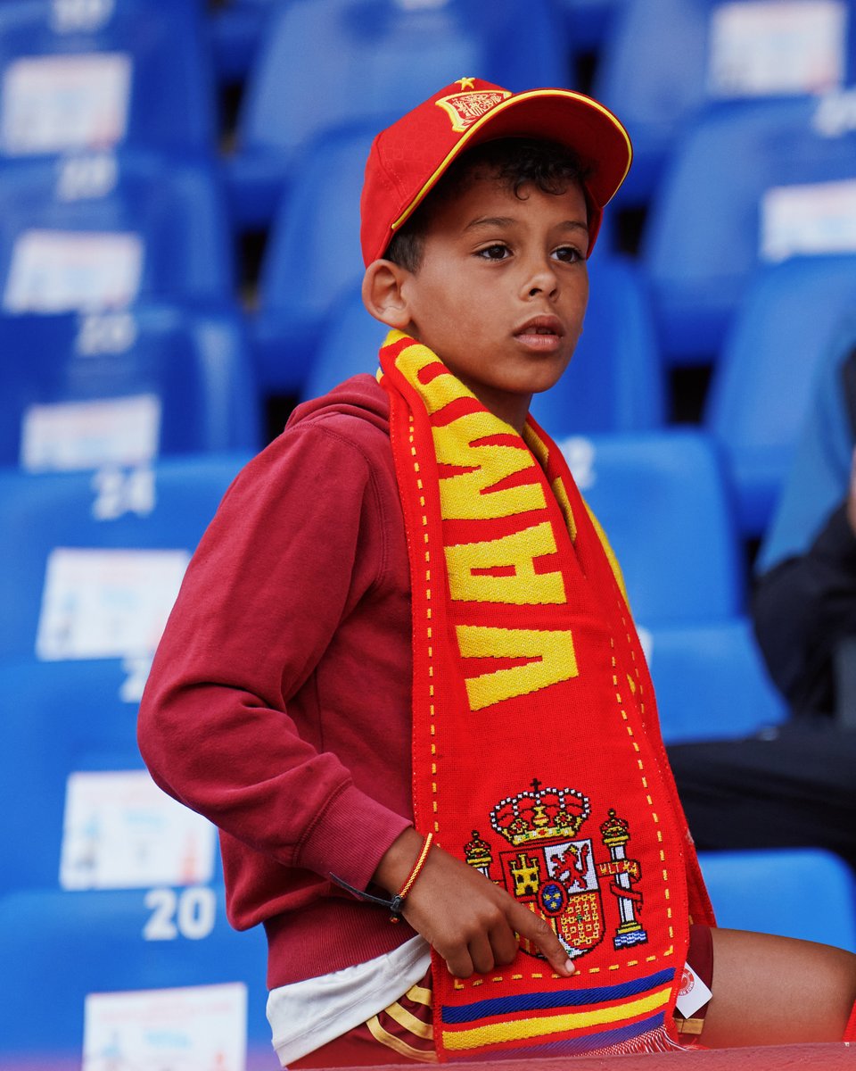 SEFutbol's tweet photo. ¡Deseando regalaros un buen partido, afición!

#VamosEspaña | #CopaMundialFIFA https://t.co/h6bbqtVbCZ