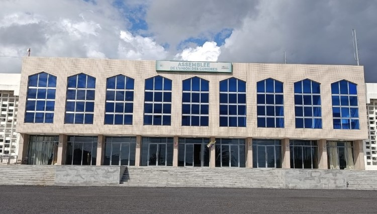 SecrettsMoonn's tweet photo. L’Assemblée examine un nouveau projet de loi sur l’entrée et le séjour des étrangers, visant à moderniser la politique migratoire, renforcer la sécurité juridique et mieux protéger les personnes vulnérables. #Comores #Migration https://t.co/Dxen6pSU6Y
