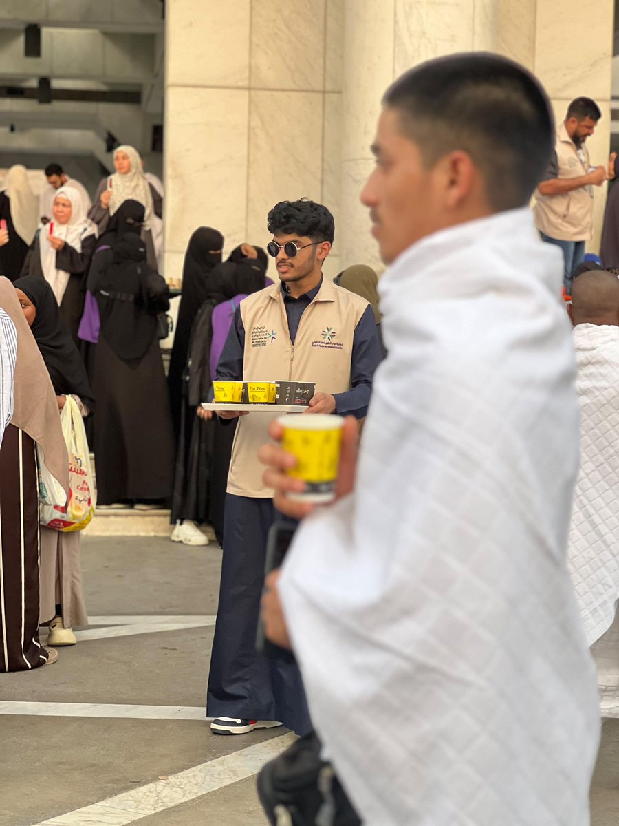 mofar7's tweet photo. فريق خادم ضيف الرحمن ولسنة السادسة مبادرة ضيافة ضيوف الرحمن وهي تعني بالتكافل التطوعي في خدمة الحاج والمعتمر والزائر ونقول وعوداً حميداً بإذن الله تعالى للمتطوعين معنا ونفع الله بكم وجزاكم الله خير الجزاء،،،

فكرة برنامج: “ضيافة ضيوف الرحمن”

يهدف البرنامج إلى تعزيز قيم التكافل والعطاء وخدمة ضيوف الرحمن من خلال إشراك المتطوعين وأسرهم في تقديم الضيافة من منازلهم أو بشكل شخصي كل يوم جمعة بما يعكس كرم الضيافة وحسن الاستقبال وكما يقوم المتطوعين بالمشاركة بأنفسهم مع أفراد أسرتهم في تقديم خدمات الضيافة المتنوعة لضيوف الرحمن مثل تقديم الوجبات الخفيفة والمشروبات الباردة والساخنة والتمر والبسكويت والمعمول والهدايا البسيطة وتوفير أجواء ترحيبية تعكس القيم الإسلامية والإنسانية بما يسهم في إثراء تجربة ضيوف الرحمن وإظهار روح التعاون وفعل الخير في المجتمع.

@mecca2034