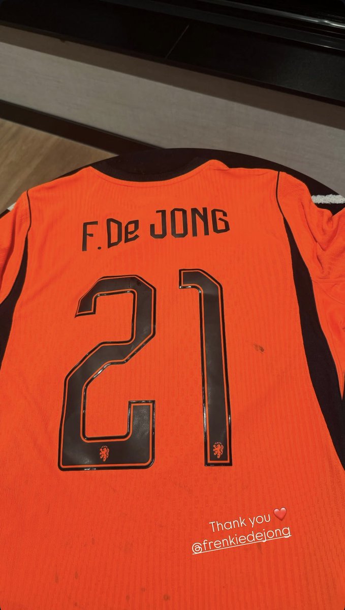 F21World's tweet photo. Mohammed Amoura received Frenkie de Jong’s shirt after the gam🧡 https://t.co/eOilPwSXgn