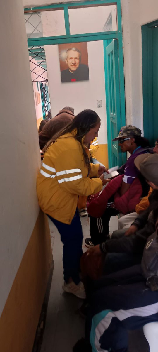 integracionbta's tweet photo. 📌 Realizamos una jornada de autocuidado y escucha activa en el  barrio Las Cruces de la localidad de #SantaFe, donde atendimos a 2️⃣0️⃣ ciudadanos 🙋‍♀️🙋‍♂️ habitantes de calle, a quienes les brindamos nuestra oferta social, los invitamos a los centros de inclusión y hogares de paso, establecimos rutas de atención y acompañamiento psicosocial 🧏🏼‍♂️ y compartimos un refrigerio. 🥪 En articulación con la Fundación Dommus.🤝

#AquíSiPasa