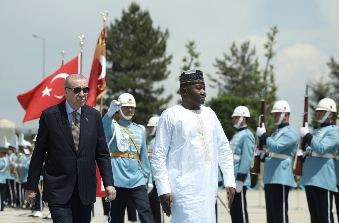 avabdullahguler's tweet photo. Cumhurbaşkanımız Sn.@RTErdogan;

Afrika dışındaki ilk resmî ziyaretini ülkemize gerçekleştiren Nijer Cumhurbaşkanı Sayın Abdourahamane Tiani ve heyetini Ankara’da ağırlamaktan memnuniyet duydum. 🇹🇷🇳🇪

Afrika halklarının kara gün dostu olarak elimizdeki tüm imkânlarla Nijer’in kalkınma mücadelesini destekliyoruz.

Bugünkü görüşmelerimizde, ortak tarihimiz ve karşılıklı saygı üzerine bina ettiğimiz münasebetlerimizi her alanda ilerletme iradesine sahip olduğumuzu teyit ettik.

Savunma sanayisi, güvenlik, enerji, madencilik, ticaret, yatırımlar, eğitim, sağlık ve tarım alanlarındaki ilişkilerimizi etraflıca değerlendirdik.

Ekonomik ve Ticaret Ortak Komitesinin tesisinde mutabık kaldık.

Çeşitli alanlarda anlaşmalara imza atmak suretiyle ilişkilerimizin ahdi zeminini daha da pekiştirdik.

Münasebetlerimizin insani boyutuna çok kıymetli katkılarda bulunan Türkiye-Nijer Dostluk Hastanesi işletme protokolünü yeniledik.

Afrika ülkeleriyle ilişkilerimizi eşit ortaklık, karşılıklı saygı ve kazan-kazan ilkeleri temelinde geliştirmeyi sürdürüyoruz.

Kıta’nın bilhassa Sahel bölgesinde istikrarsızlık oluşturan terör örgütleriyle mücadele noktasında dost ve kardeş ülkelerimizin yanındayız.

İnşallah Nijer’le iş birliğimizi sürdürmeye devam edeceğiz.