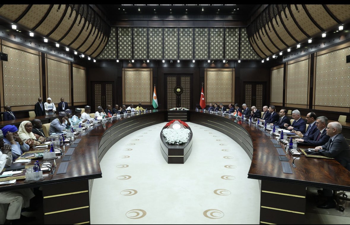 avabdullahguler's tweet photo. Cumhurbaşkanımız Sn.@RTErdogan;

Afrika dışındaki ilk resmî ziyaretini ülkemize gerçekleştiren Nijer Cumhurbaşkanı Sayın Abdourahamane Tiani ve heyetini Ankara’da ağırlamaktan memnuniyet duydum. 🇹🇷🇳🇪

Afrika halklarının kara gün dostu olarak elimizdeki tüm imkânlarla Nijer’in kalkınma mücadelesini destekliyoruz.

Bugünkü görüşmelerimizde, ortak tarihimiz ve karşılıklı saygı üzerine bina ettiğimiz münasebetlerimizi her alanda ilerletme iradesine sahip olduğumuzu teyit ettik.

Savunma sanayisi, güvenlik, enerji, madencilik, ticaret, yatırımlar, eğitim, sağlık ve tarım alanlarındaki ilişkilerimizi etraflıca değerlendirdik.

Ekonomik ve Ticaret Ortak Komitesinin tesisinde mutabık kaldık.

Çeşitli alanlarda anlaşmalara imza atmak suretiyle ilişkilerimizin ahdi zeminini daha da pekiştirdik.

Münasebetlerimizin insani boyutuna çok kıymetli katkılarda bulunan Türkiye-Nijer Dostluk Hastanesi işletme protokolünü yeniledik.

Afrika ülkeleriyle ilişkilerimizi eşit ortaklık, karşılıklı saygı ve kazan-kazan ilkeleri temelinde geliştirmeyi sürdürüyoruz.

Kıta’nın bilhassa Sahel bölgesinde istikrarsızlık oluşturan terör örgütleriyle mücadele noktasında dost ve kardeş ülkelerimizin yanındayız.

İnşallah Nijer’le iş birliğimizi sürdürmeye devam edeceğiz.