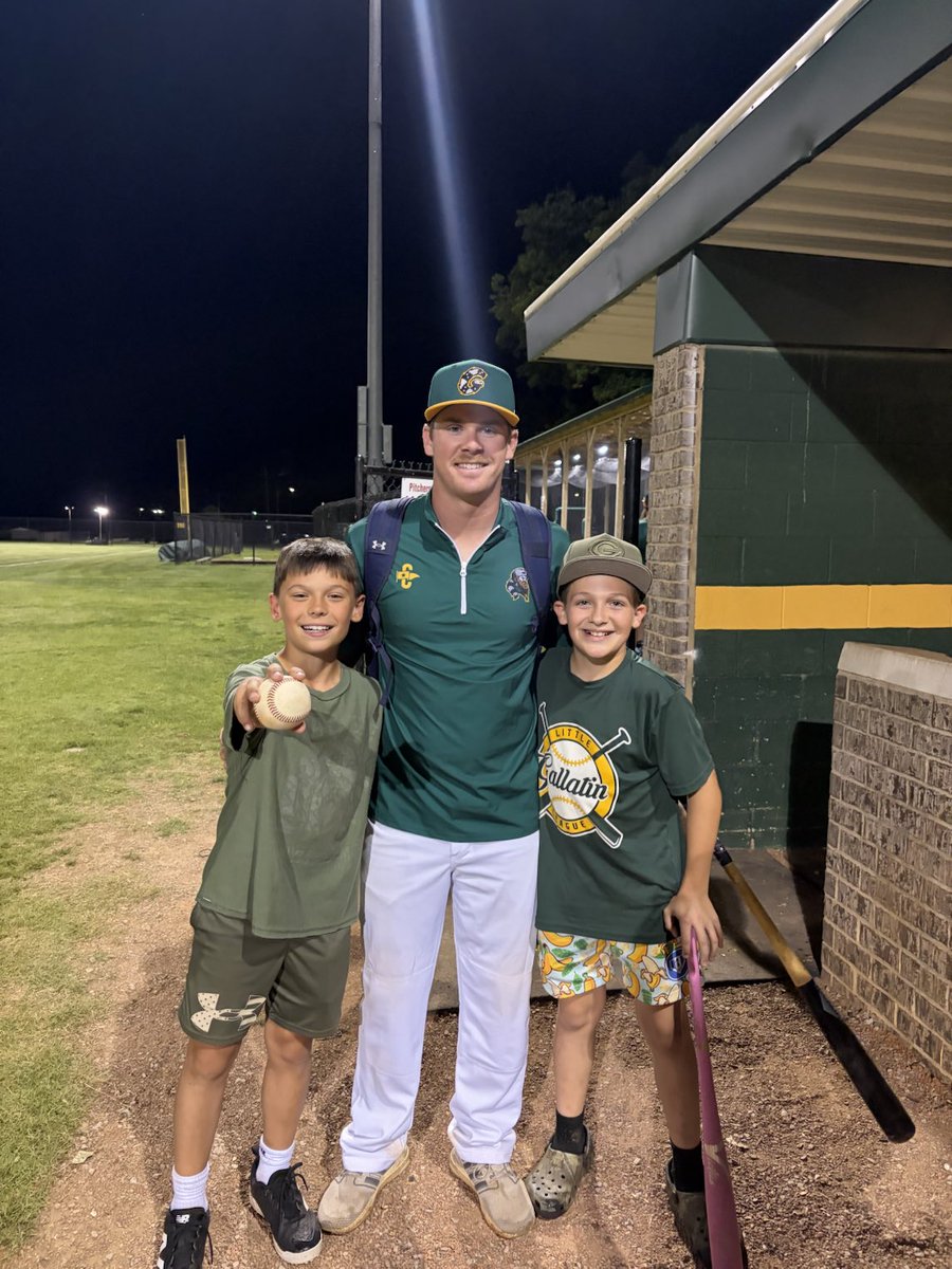 GWAVEbaseball's tweet photo. Coach Huddleston is a fantastic addition to the Longhunters! These guys think so too! https://t.co/9lQ7O3ICzS