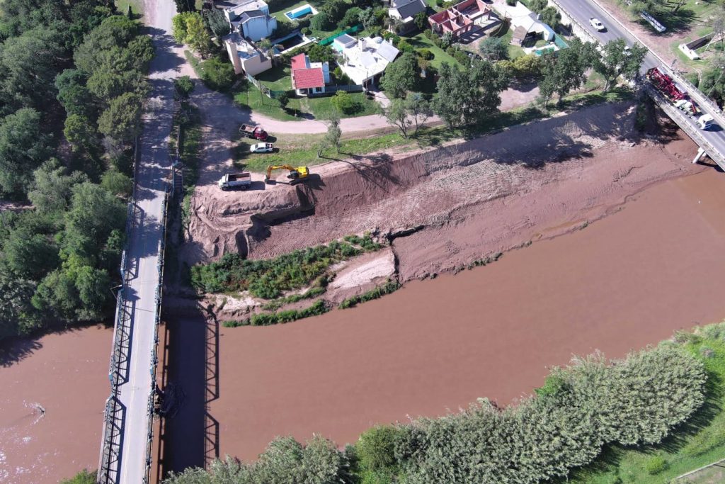 gobdecordoba's tweet photo. Avanzamos con la obra de protección contra inundaciones en #LaCarlota. 🚧
Los trabajos ya alcanzan el 66% de ejecución y es una de las intervenciones hídricas más relevantes del territorio cordobés.✅
El proyecto busca fortalecer la capacidad de drenaje urbano y proteger a la población ante eventos hidrometeorológicos extremos, especialmente las crecidas del #RíoCuarto, que históricamente han afectado a la ciudad.👷♂️
🚜La infraestructura también tendrá un importante impacto en el sector agropecuario de la región.
#HacerParaCrecer