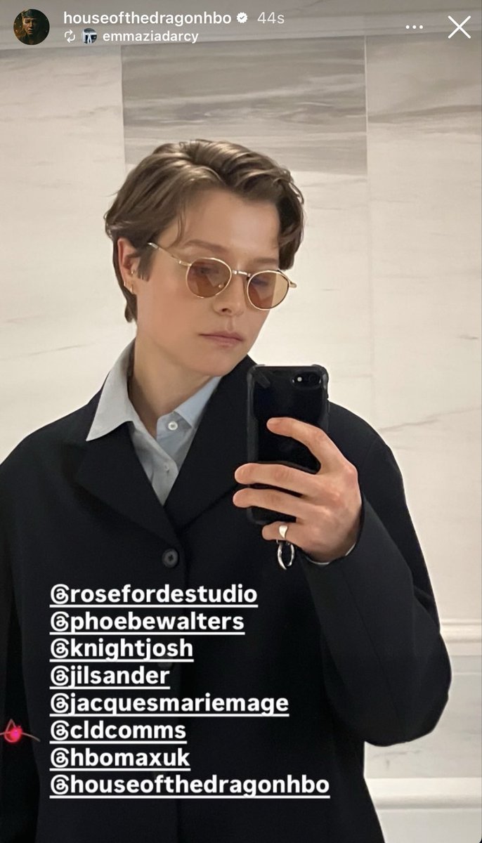 alicentridesme's tweet photo. Is that matching pinky rings between Emma and Olivia 👀 https://t.co/8lg853CEsp