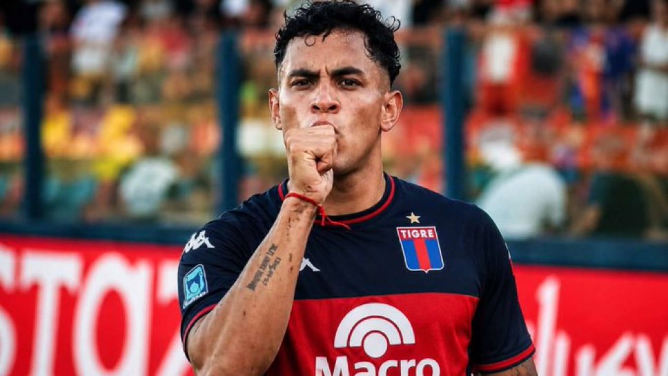 danabreus's tweet photo. 🚨: O Cruzeiro de fato realizou sondagens pelo atacante de 23 anos, David Romero, do Tigre, da Argentina. 

Ainda não há negociação, mas o nome está na pauta da Raposa e o centroavante poderia vir como sombra de Kaio Jorge. 

Outras equipes do futebol brasileiro também tem interesse no atleta. 

Primeiro por @garcialuciano27 

Com @Joao_Paulo1921 

📸: Redes Sociais/Reprodução