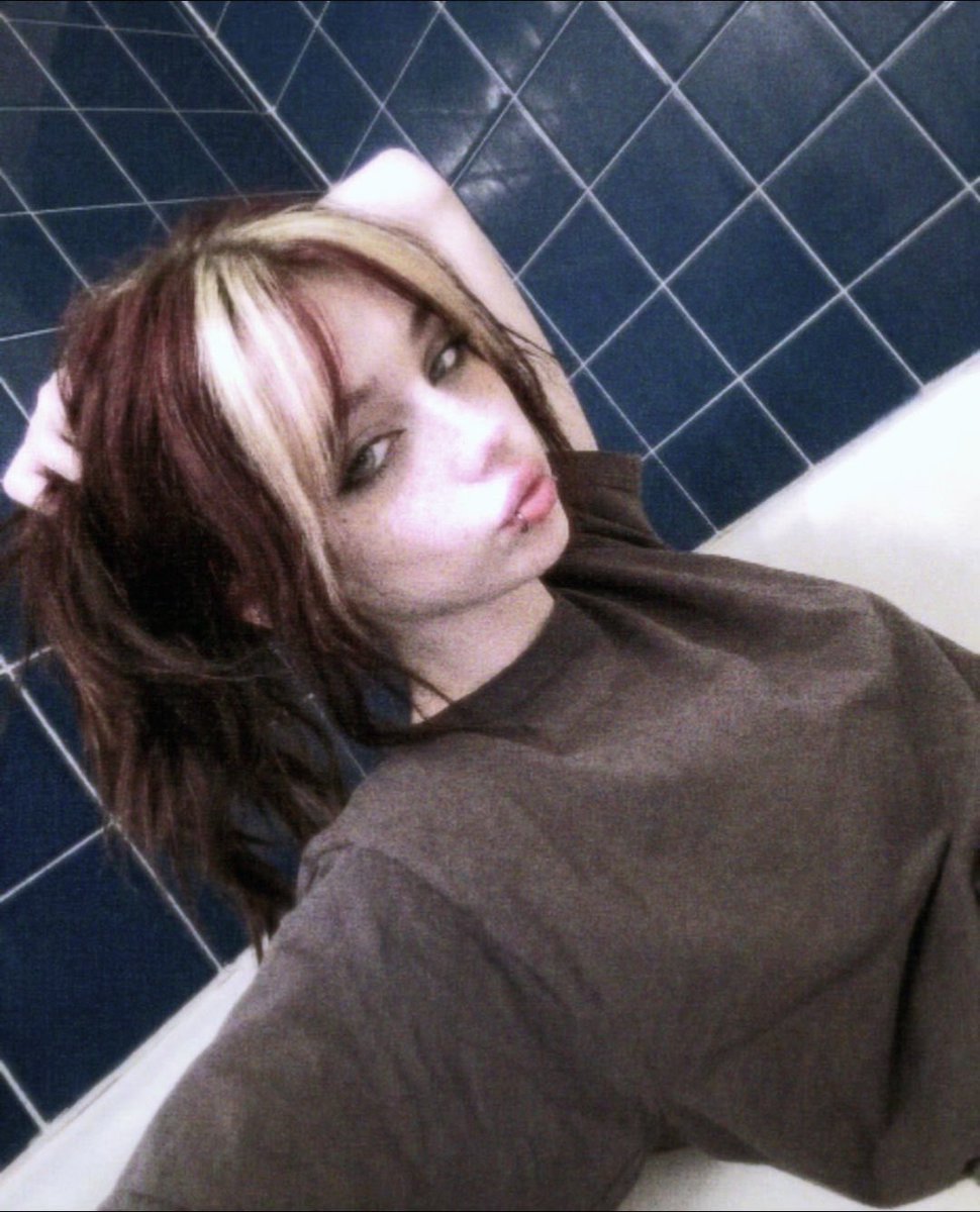 moon3yes__'s tweet photo. hi :3 #femboy #alt #femme https://t.co/78Pwegb38R