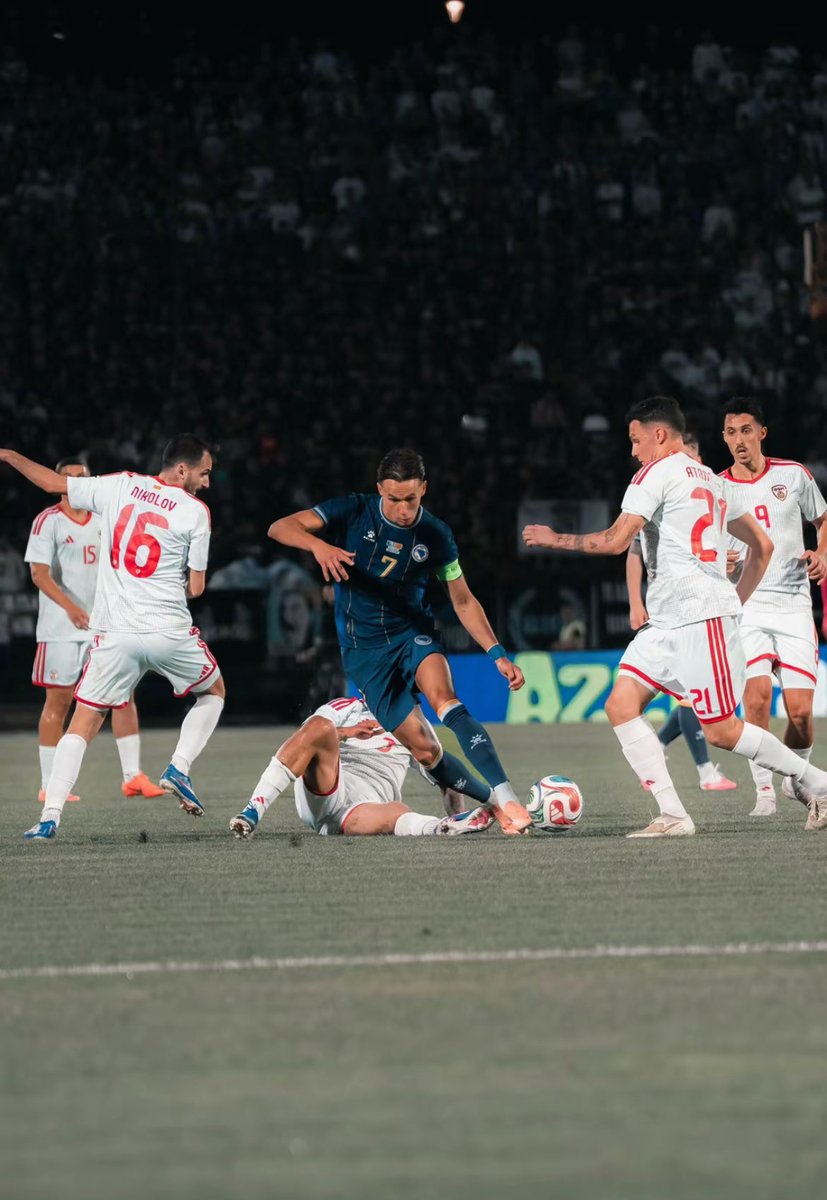 samkeeex's tweet photo. Nije ostalo mnogo do trenutka kada će na stadionu BMO Field u Torontu krenuti najljepsa himna na svijetu. 

Budimo najponosniji u tom trenutku. Ma gdje bili. Svi na noge, ruka na srce, osmijeh na lice i koja suza u oku.

Prvo Panama. Zgazite ih, Ljiljani! Volim te, jedina!⚜️💙 https://t.co/m6RsHw7aiz
