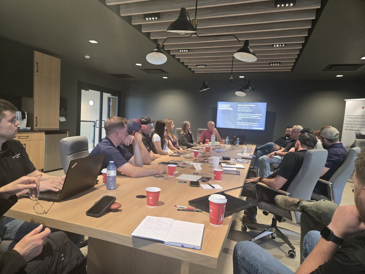 FeedsDairyCows's tweet photo. Today, The @WallensteinFeed Ruminant Division team had an informative meeting with our industry partner @MapleviewAgri learning about how plasma based functional protein in calf milk replacers improves calf growth &amp; especially health. Thanks to Animix for leading the discussion. https://t.co/fEwMcLgyri