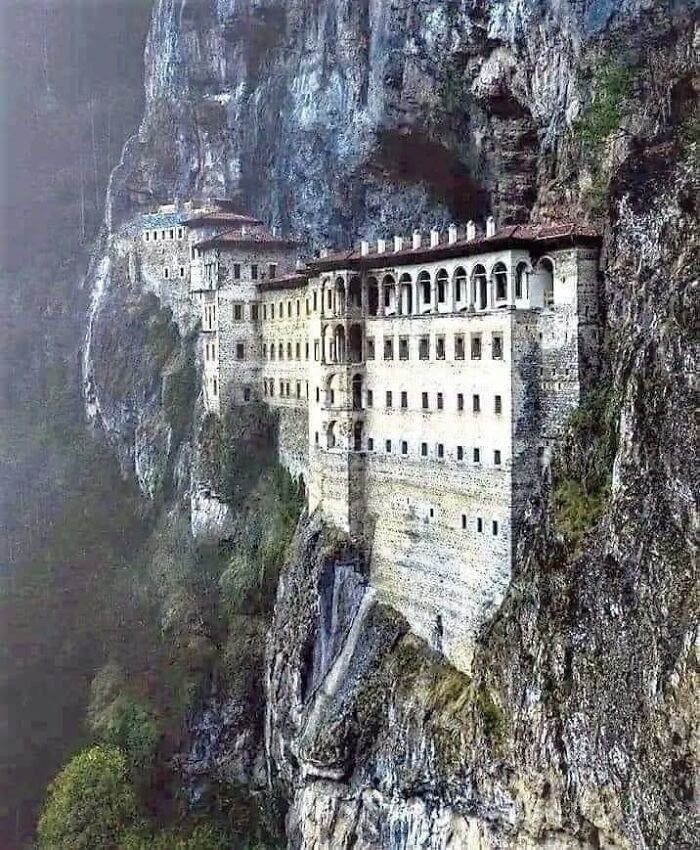 PerseusLeGrand's tweet photo. Quand on voit ce genre de merveilles, on mesure surtout le courage qu’il faut pour bâtir ces lieux. 

Il faut une volonté presque insensée pour accrocher un monastère à la paroi d’une montagne, hisser les matériaux, persévérer malgré le danger. 

Voici le monastère de Sumela. 

Une œuvre de foi et d’amour.