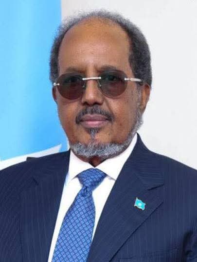 Somali_Aalp's tweet photo. بسبب أن اغلب الأجانب لا يفهمون ما يجري في #الصومال فهذه خلاصة الأزمة:

🔴حسن شيخ محمود انتهت ولايته الشرعية في ١٥ مايو الماضي ولا يريد إجراء انتخابات.
🔴يتحجج حسن شيخ بأنه عدَل الدستور وأضاف سنة لولايته "رغم عدم قبول اغلب الأحزاب والأقاليم لهذه الخطوة". https://t.co/VDm6rg0JsZ