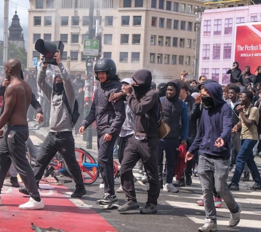Nation_x_'s tweet photo. Voici ceux que la RTBF nomme "la jeunesse étudiante francophone" ! Que ceux qui ont une autre vision de ces casseurs viennent lire notre site où nous donnons une info alternative et donc réelle, contrairement aux médias, tous gauchisés. Visitez https://t.co/XsLwhuJSSV https://t.co/tYHQ5e6J8u
