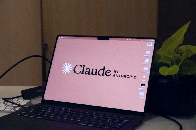 chapu0420_'s tweet photo. Anthropic's co-founder Daniela Amodei says the huge cost of building AI models is making companies like hers turn to public markets for funding. 💸

https://t.co/Y79aOJomtb https://t.co/m0OzxJt344