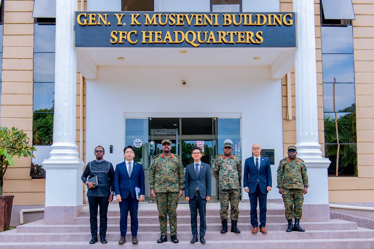 NyonyoziUg's tweet photo. Outgoing South Korean Ambassador H.E. Park Sung-Soo bids farewell to CDF Gen. Muhoozi Kainerugaba at the Special Forces Command HQ in Entebbe.
@MODVA_UPDF  
#UPDFWorks @ChrisOMagezi https://t.co/JVGX56U4ur