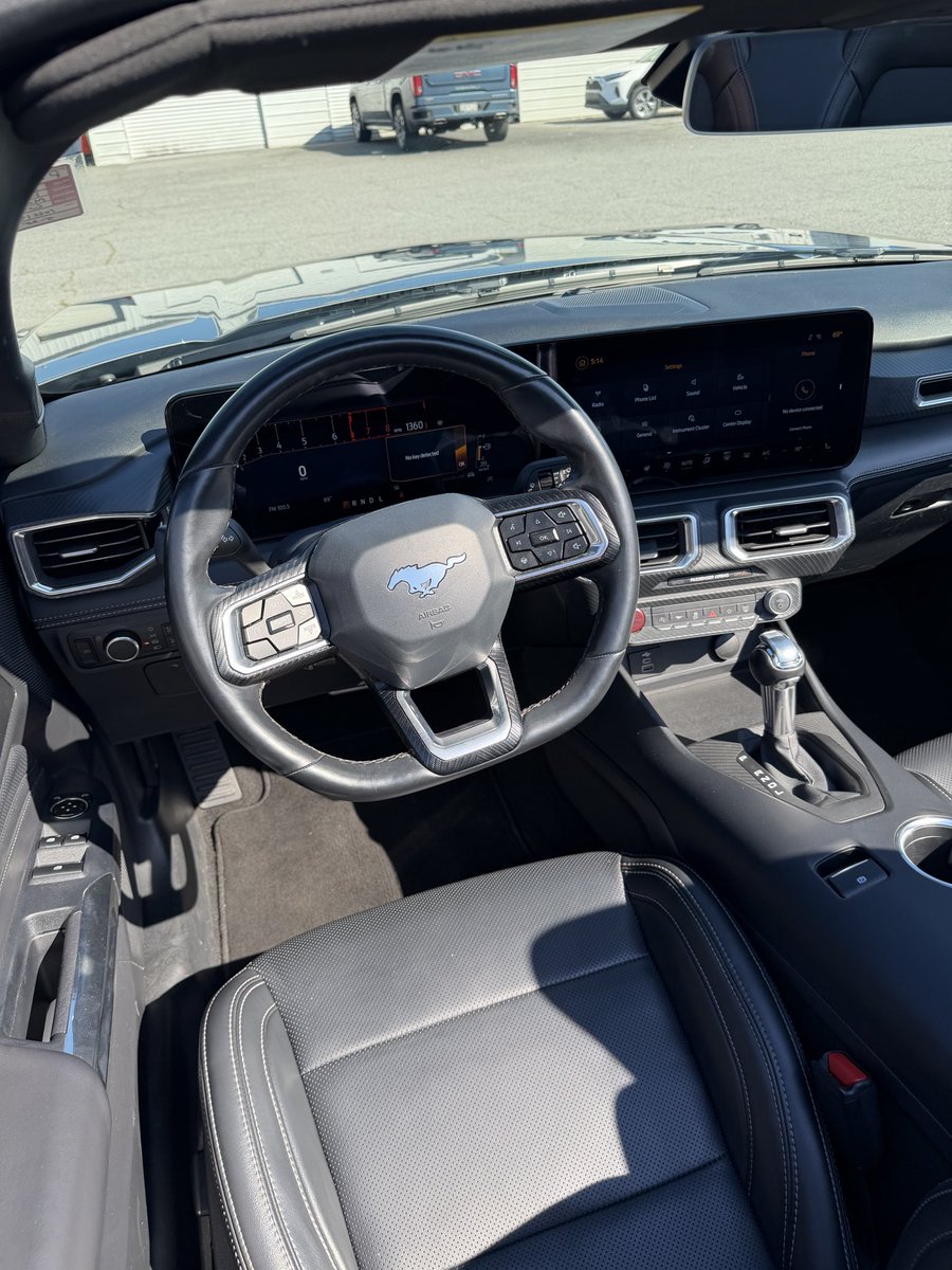 JeffRoberts2117's tweet photo. 🔥🔥🔥🔥
2025 Ford Mustang Ecoboost Premium Convertible 
Just in time to top the top and get some sunshine 🌞 
One owner, clean CarFax, 2.3L 35,548 miles 
Come see it! 
803-276-8888
https://t.co/o8pUJK56FE https://t.co/oXFmlFf0dS