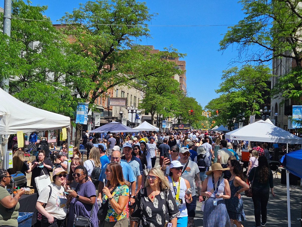 Drew_Journalist's tweet photo. Ann Arbor frequently smells really, really good simply for the fact of being a high performing culinary city. It smelled extra good for the Taste of Ann Arbor, which I reviewed for Current Magazine! 

https://t.co/oSeQS8Ef4A

#AnnArbor #food #festival #review #foodie #A2 https://t.co/mideRFoS6U