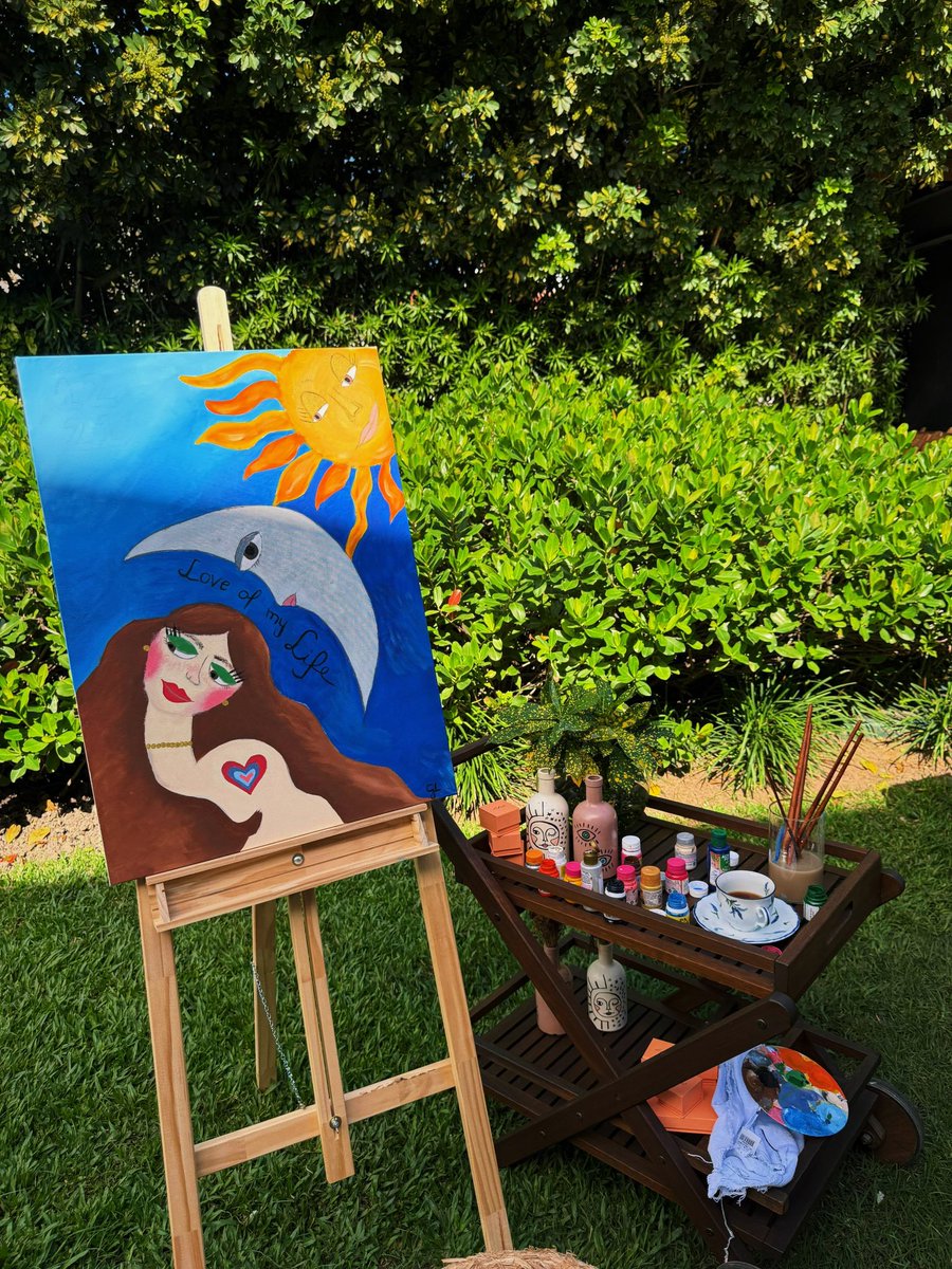 GiLancellotti's tweet photo. Meu mais novo hobby depois dos 30: 
pintar telas no quintal de casa 
💙😂 https://t.co/7co7EGIzbE