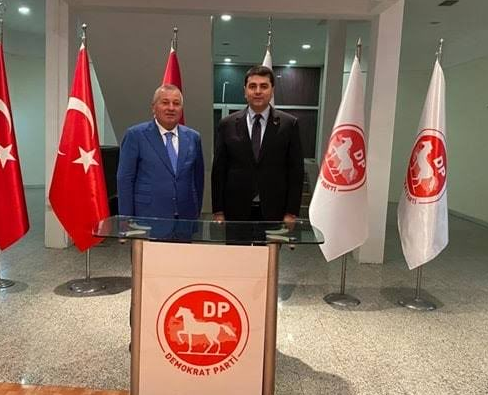 zekibahce's tweet photo. Nereden duracağını bilemeyen şaşkın Cemal Enginyurt demiş ki: 

"Tarihin doğru tarafında duranlara selam olsun."

Sen daha sağını solunu bilmiyorsun tarihin doğru tarafını nereden bileceksin.. https://t.co/i6MmxLWzC6