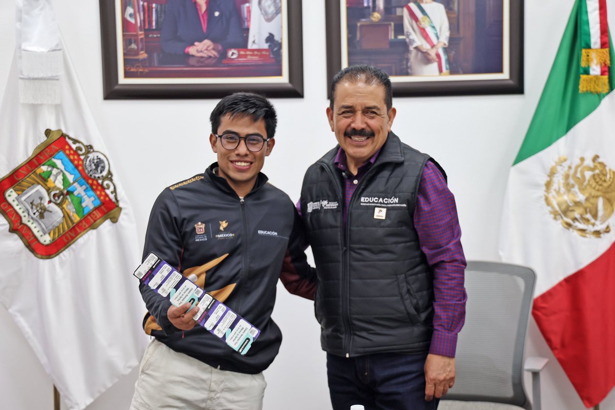 SeducEdoMex's tweet photo. 💥🎟️ ¡Pase directo rumbo a la fiesta futbolera! ⚽️

🏟️ El Secretario Miguel Ángel Hernández Espejel entregó a nombre de la Gobernadora @delfinagomeza boletos a deportistas destacados para vivir de cerca el encuentro de México 🇲🇽 vs Serbia 🇷🇸. https://t.co/LNCvcd5Eye
