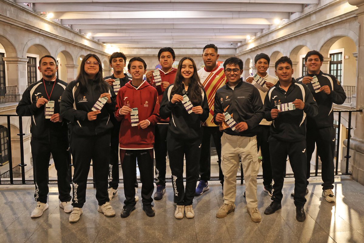 SeducEdoMex's tweet photo. 💥🎟️ ¡Pase directo rumbo a la fiesta futbolera! ⚽️

🏟️ El Secretario Miguel Ángel Hernández Espejel entregó a nombre de la Gobernadora @delfinagomeza boletos a deportistas destacados para vivir de cerca el encuentro de México 🇲🇽 vs Serbia 🇷🇸. https://t.co/LNCvcd5Eye