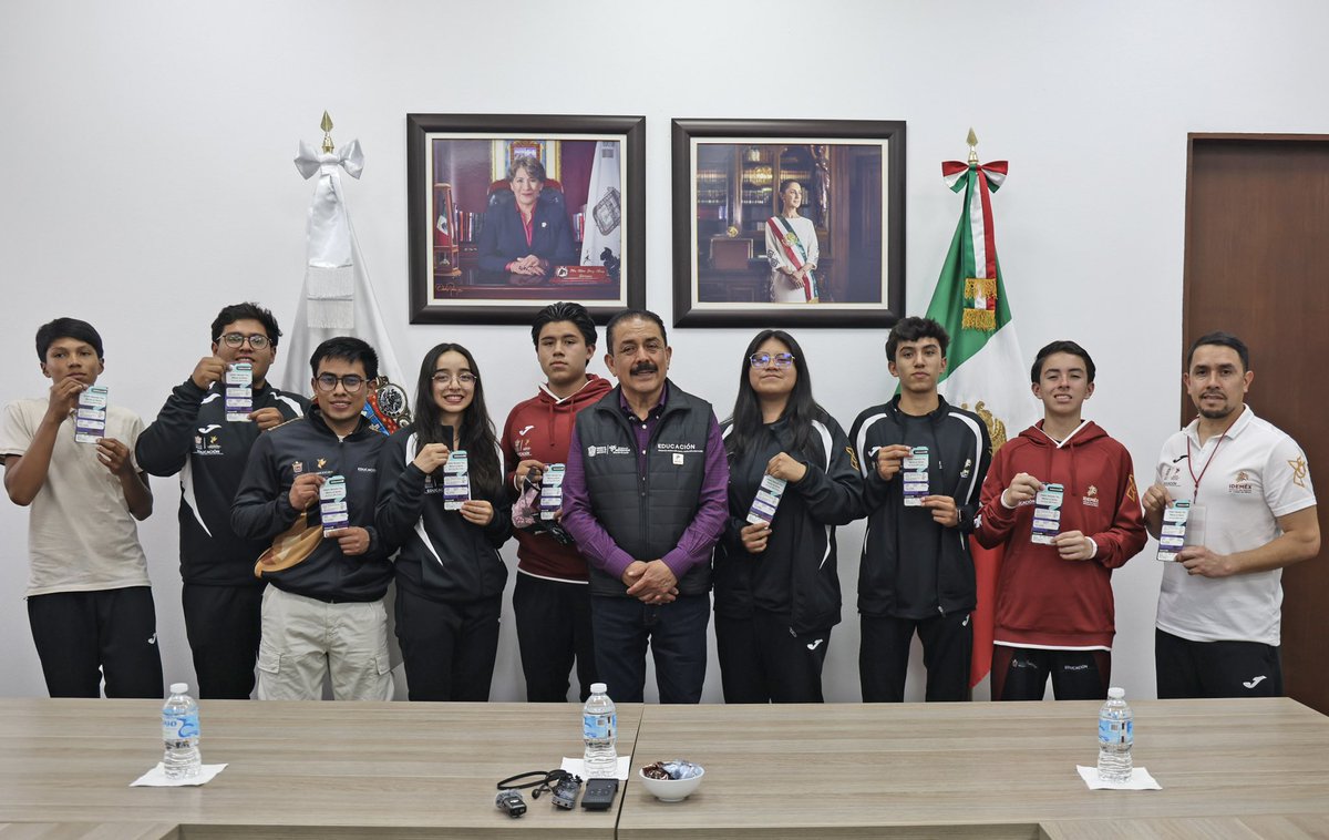 SeducEdoMex's tweet photo. 💥🎟️ ¡Pase directo rumbo a la fiesta futbolera! ⚽️

🏟️ El Secretario Miguel Ángel Hernández Espejel entregó a nombre de la Gobernadora @delfinagomeza boletos a deportistas destacados para vivir de cerca el encuentro de México 🇲🇽 vs Serbia 🇷🇸. https://t.co/LNCvcd5Eye