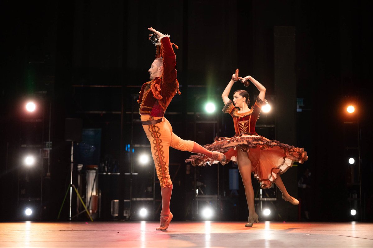 SinfonicaTF's tweet photo. La Sinfónica de Tenerife pone la música a uno de los grandes universos de la danza española.

Junto a la compañía de Antonio Najarro y bajo la dirección musical de Manuel Coves, nuestra orquesta participó en la recuperación de 'Juerga' y 'Triana’  🤍 https://t.co/Bhc8Akuq1w