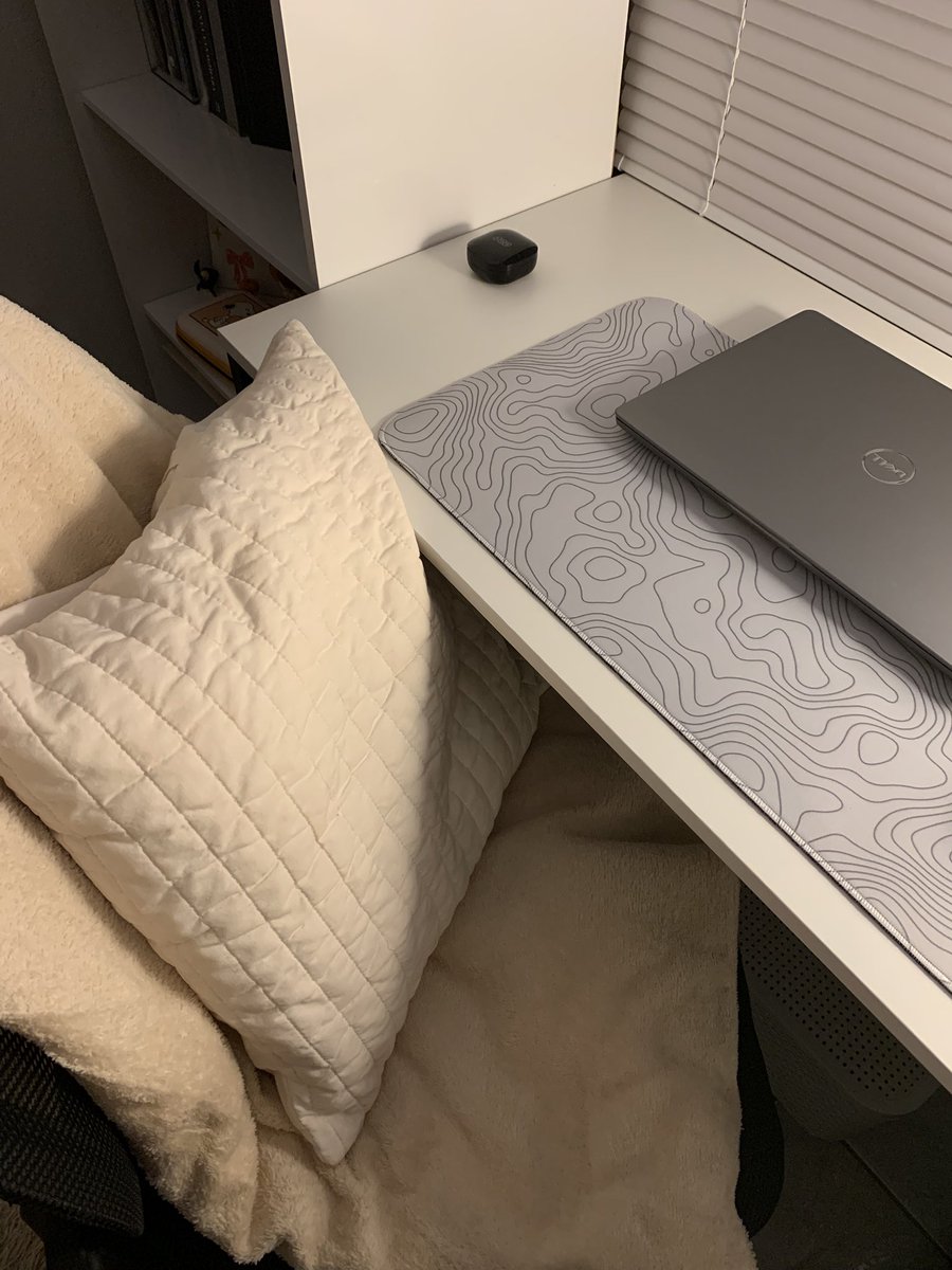 namvenu's tweet photo. cozy desk. https://t.co/zPg4MkSoih