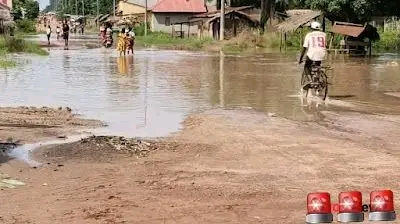mediacongo's tweet photo. Nord-Ubangi : Depuis la fin du mois de mai, la cité de Yakoma, chef-lieu du territoire éponyme, est confrontée à une montée inhabituelle des eaux. Plusieurs quartiers, dont Zabo, Ubangi, Uélé et Nzewe, sont déjà touchés par des inondations, les eaux ayant envahi les habitations, les cours et plusieurs voies de circulation.