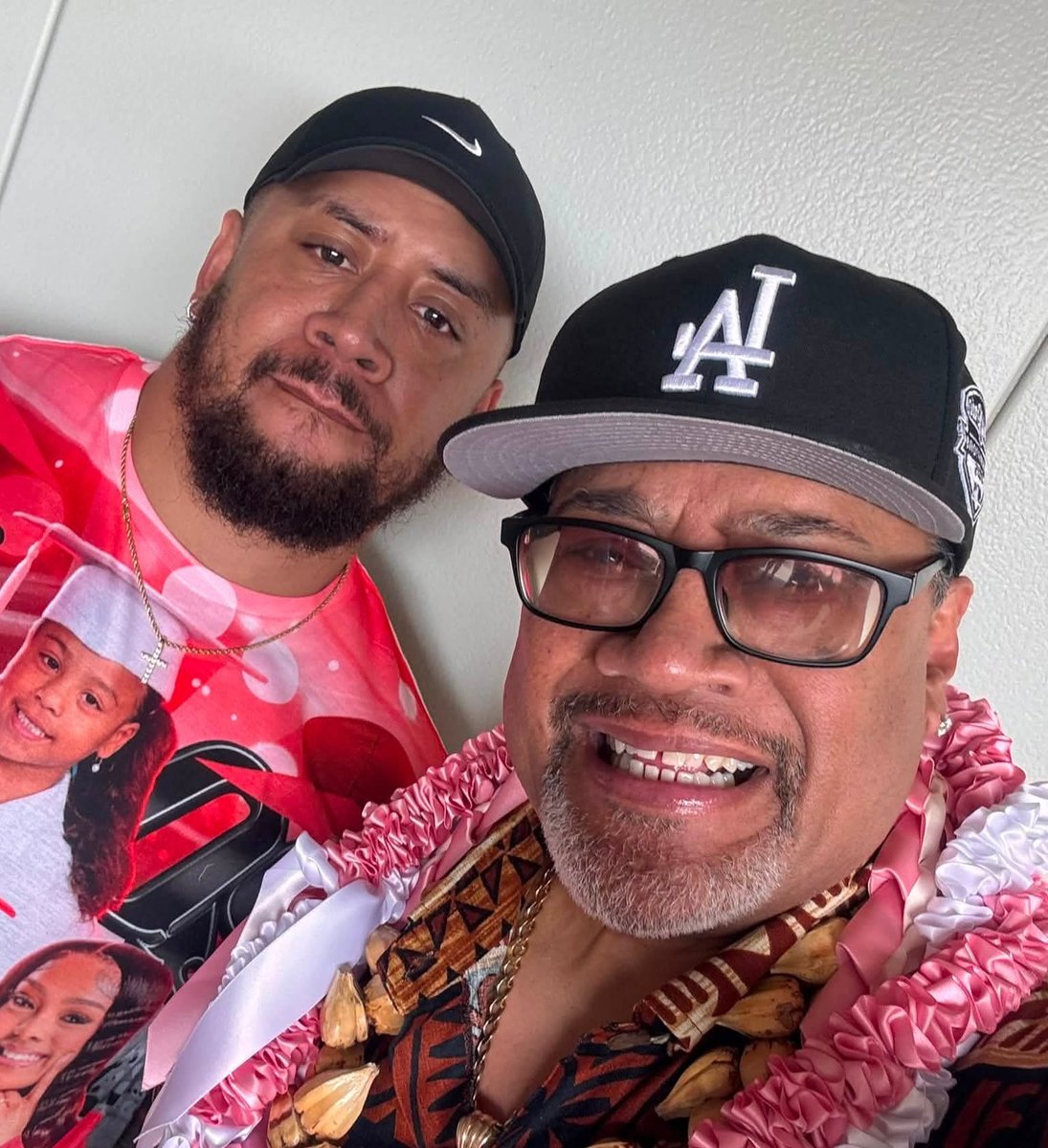 usoofatuuish's tweet photo. Everyone else in selfies with rikishi: 😁😄

Jey, Jimmy, Jacob and Sikoa: 😬😎😐 https://t.co/JuXNPd9PPP