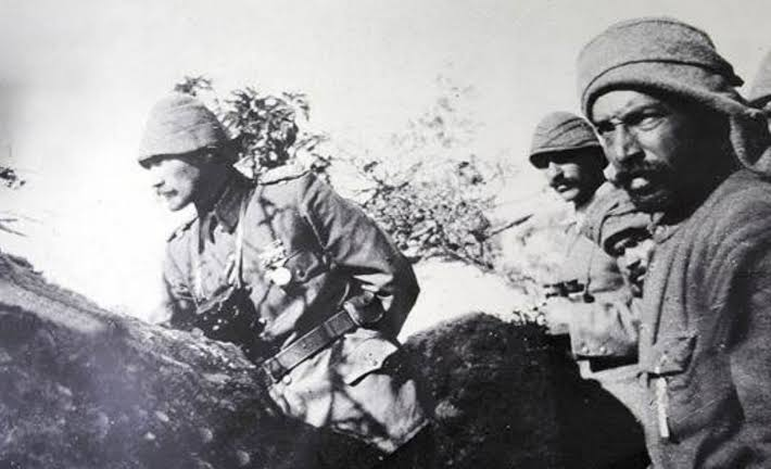 benaslanamca's tweet photo. 19. yüzyıldaki sonlarına doğru tüm uluslar arası gücü elde eden İngilizleri değil dünya, bütün galaksi birleşse yenemezdi ancak Atatürk silah tutarken elleri titreyen köylülerle  birlikte Çanakkale'de İngilizleri dağıttı. Bunun nasıl hiçbir mantıklı açıklaması yoksa bundan sonra olacak olanların da olmayacak.