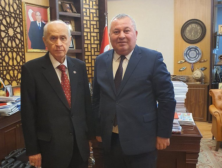 zekibahce's tweet photo. Nereden duracağını bilemeyen şaşkın Cemal Enginyurt demiş ki: 

"Tarihin doğru tarafında duranlara selam olsun."

Sen daha sağını solunu bilmiyorsun tarihin doğru tarafını nereden bileceksin.. https://t.co/i6MmxLWzC6