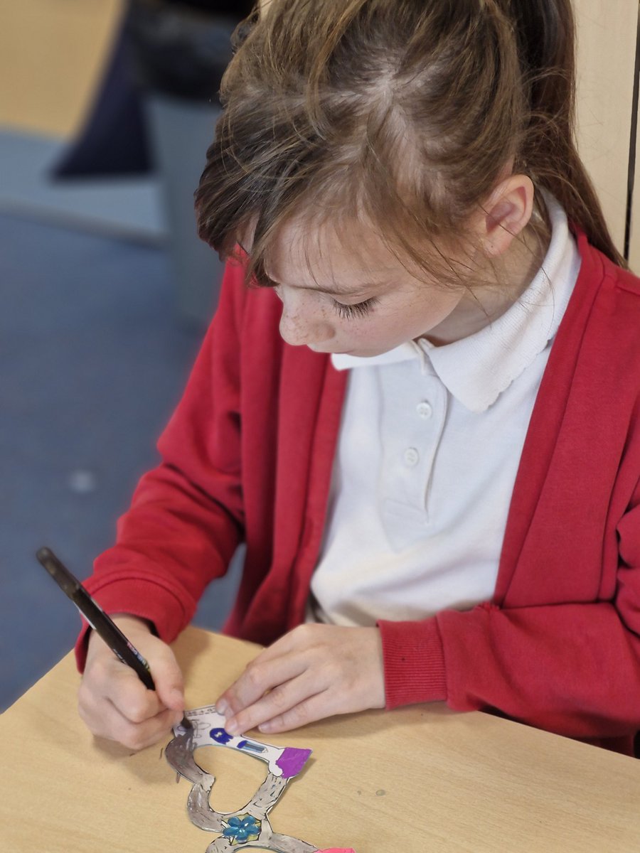 Year3L's tweet photo. Today, year 3 started the Empathy Festival by creating their own glasses. They also created their own reading manifesto after watching a live event! @PrimaryGreat #DelightandJoy https://t.co/IpliJ4hKqG