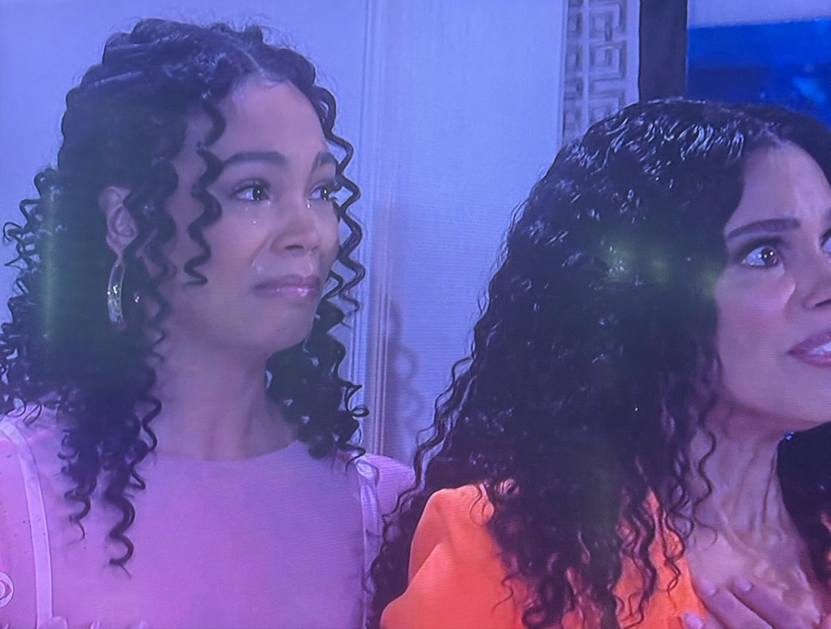 iammskye1's tweet photo. They really have to get RhonniRose more material. That girl is EATING. #BeyondtheGates https://t.co/hejdllkpOI