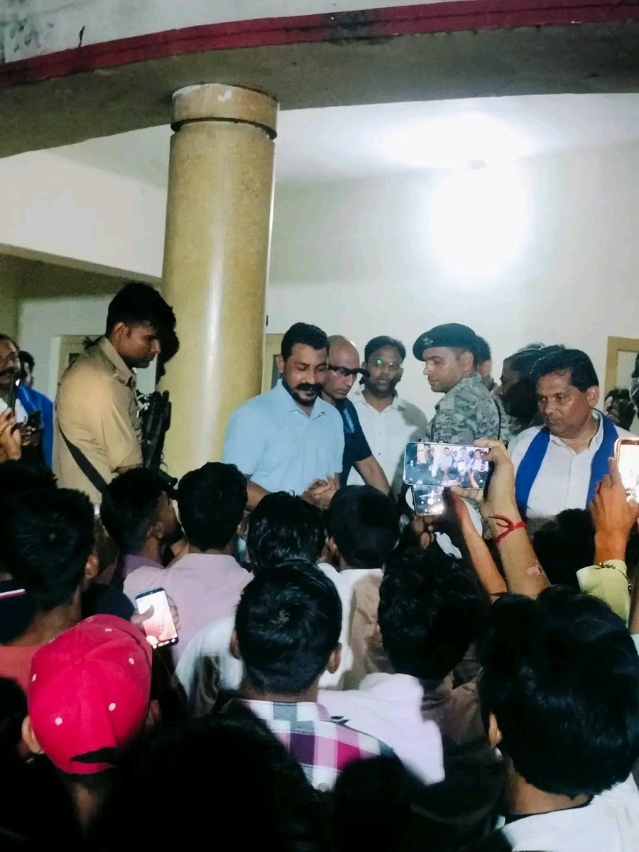 priyanshu__63's tweet photo. पूरे दिन प्रशासन से लड़ाई लड़ी, कई किलोमीटर पैदल यात्रा की और अब रात के सवा 12 बजे का समय हो रहा है फिर भी @BhimArmyChief चन्द्रशेखर आजाद अपने लोगों के बीच संघर्ष कर रहे हैं😳

और कुछ आलसी नेताओं को लगता है कि वो सालों साल एसी में पड़े मलाई चाटकर चुनाव के वक्त समाज के बीच आएंगे और समाज उन्हें स्वीकार कर लेगा, गलतफहमी मन से निकाल देना

चन्द्रशेखर आजाद अब बहुजन समाज का कोई विकल्प नहीं बल्कि प्राथमिकता हैं...!!