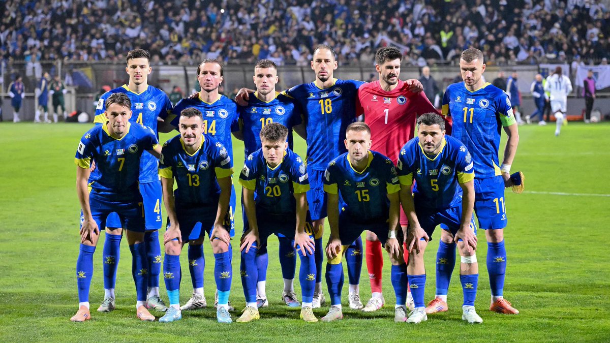 patobonato's tweet photo. Países participantes en la Copa del Mundo, de menor a mayor estatura (según promedio de la plantilla):

🇸🇦 Arabia Saudita - 178,4 cm
🇿🇦 Sudáfrica - 178,8 cm
🇶🇦 Catar - 179,4 cm
🇲🇽 México - 179,5 cm
🇦🇷 Argentina - 179,7 cm
🇨🇴 Colombia - 180,0 cm
🇯🇴 Jordania - 180,4 cm
🇺🇾 Uruguay - 180,5 cm
🇪🇨 Ecuador - 180,5 cm
🇨🇩 República Democrática del Congo - 181,0 cm
🇪🇬 Egipto - 181,2 cm
🇨🇻 Cabo Verde - 181,3 cm
🇯🇵 Japón - 181,3 cm
🇭🇹 Haití - 181,4 cm
🇵🇹 Portugal - 181,5 cm
🇵🇦 Panamá - 181,6 cm
🇵🇾 Paraguay - 181,6 cm
🇪🇸 España - 181,7 cm
🇺🇿 Uzbekistán - 181,8 cm
🇰🇷 Corea del Sur - 181,9 cm
🇨🇼 Curazao - 181,9 cm
🇨🇦 Canadá - 182,1 cm
🇬🇭 Ghana - 182,6 cm
🇲🇦 Marruecos - 182,7 cm
🇩🇿 Argelia - 182,7 cm
🇧🇷 Brasil - 182,8 cm
🇨🇮 Costa de Marfil - 182,9 cm
🇮🇶 Irak - 183,2 cm
🇺🇸 Estados Unidos - 183,4 cm
🇳🇿 Nueva Zelanda - 183,5 cm
🇦🇺 Australia - 183,6 cm
🇮🇷 IR Irán - 183,7 cm
🇹🇷 Turquía - 183,8 cm
🇸🇳Senegal - 184,0 cm
- 184,2 cm
🏴󠁧󠁢󠁳󠁣󠁴󠁿 Escocia - 184,5 cm
🇹🇳 Túnez - 184,6 cm
🇦🇹 Austria - 184,7 cm
🇭🇷 Croacia - 184,8 cm
🇳🇱 Países Bajos - 184,9 cm
🇫🇷 Francia - 184,9 cm
🇨🇭 Suiza - 185,2 cm
🇩🇪 Alemania - 185,4 cm
🇨🇿 República Checa - 185,7 cm
🇧🇪 Bélgica - 185,8 cm
🇸🇪 Suecia - 186,2 cm
🇳🇴 Noruega - 187,2 cm
🇧🇦 Bosnia y Herzegovina - 187,2 cm