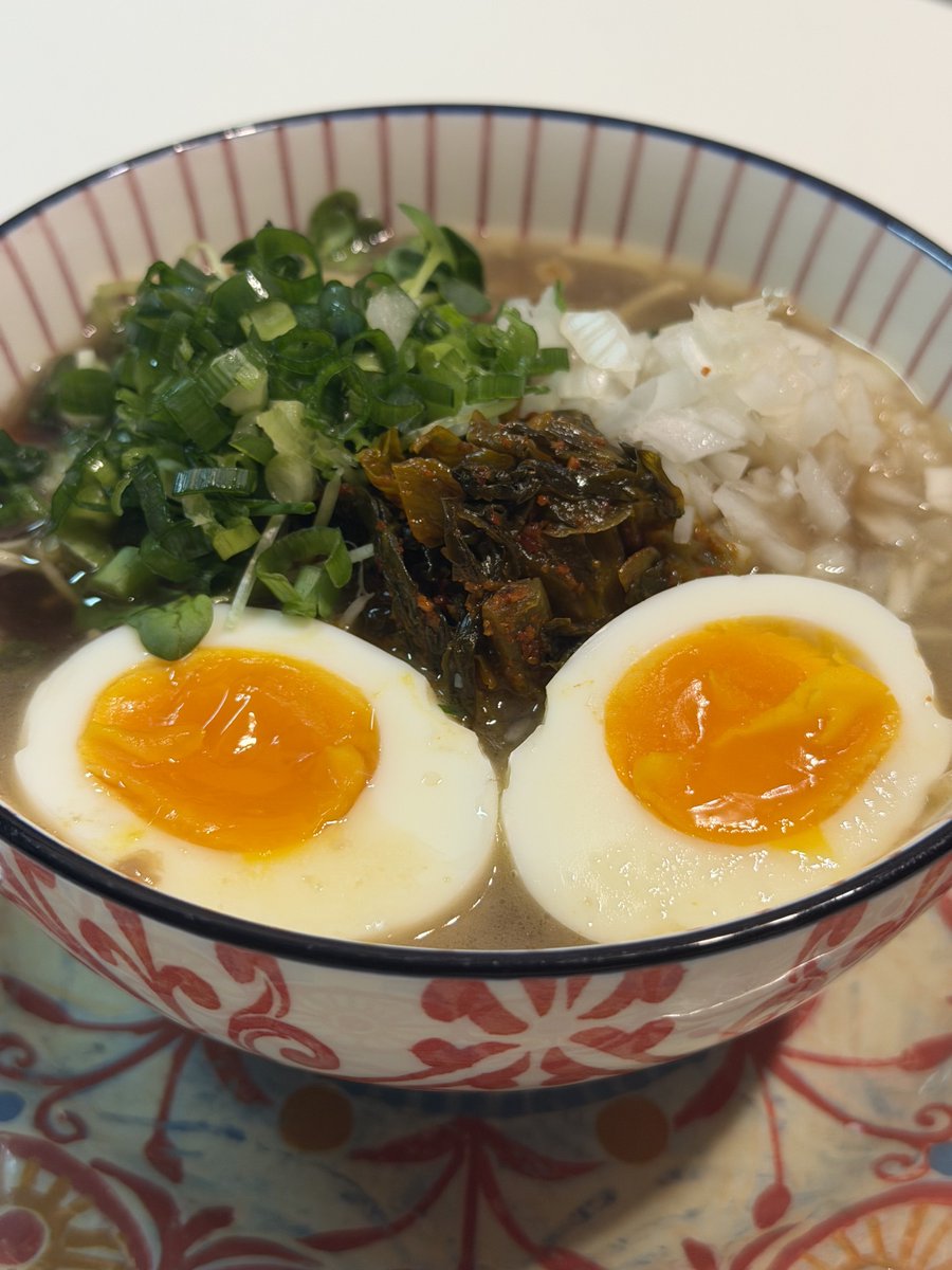 Morison3's tweet photo. 帰宅して風呂入って🛁晩飯終了🍜
1時は😱勘弁して下さいよー🎏
明日から🐮オリックスさん来るんで
真夜中のプロチカード選考⚾️始まる、、
いつもシーズンが始まると
第一弾から第二弾から大量に差し入れて
下さる🎏鯉友パイセンのしんちゃん@after6clash  ゴイゴイスーの嬉Cぶん🎈いつも感謝感激なのです🫶
ありがとうございますです🙇‍♂️
ラーメン好きなのも🍜球場に来る際いろんなラーメンをお土産に🙌✨
今日は博多の高菜🌱＆尾道ラーメン🍜
さっそく、高菜🌱尾道ラーメンにin
しました😋ライスが進むくんでした🍚
いつもありがとうございます❤️‍🔥
ごちそうさまでした🙏
#carp
ps 本日は砂被り