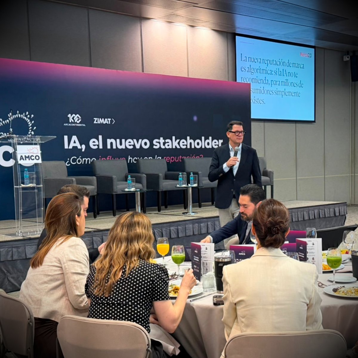 ZimatC's tweet photo. En el evento regional de @AMCOMexico, el equipo de Zimat Monterrey recibió  a líderes de comunicación para reflexionar sobre un tema que está transformando la forma en que se construye la comunicación corporativa: la #InteligenciaArtificial como un nuevo stakeholder.

Durante el encuentro coincidimos en una realidad cada vez más evidente: los motores de #IA ya influyen en cómo las personas descubren, evalúan y perciben a las organizaciones.

Algunas ideas que marcaron esta conversación:

•⁠  ⁠La reputación también se está construyendo en los algoritmos.
•⁠  ⁠6 de cada 10 mexicanos ya utilizan IA para buscar información y recomendaciones.
•⁠  ⁠La IA representa una gran oportunidad, pero también exige transparencia, responsabilidad y una gestión más estratégica de la reputación.
•⁠  ⁠El futuro no es humano vs. IA. Es humano + IA trabajando de forma simultánea.

Como señaló nuestra socia, Federica Ruiz Maza: “en la era de la IA como nuevo stakeholder, la comunicación estratégica cobra nueva relevancia”.

Gracias a todos los profesionales de la comunicación que se sumaron a esta conversación.