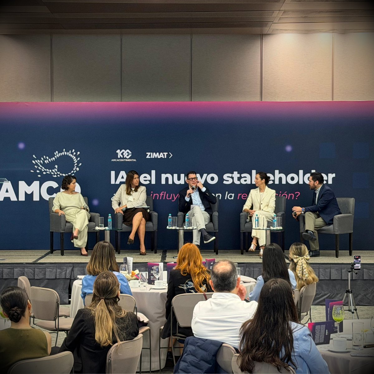 ZimatC's tweet photo. En el evento regional de @AMCOMexico, el equipo de Zimat Monterrey recibió  a líderes de comunicación para reflexionar sobre un tema que está transformando la forma en que se construye la comunicación corporativa: la #InteligenciaArtificial como un nuevo stakeholder.

Durante el encuentro coincidimos en una realidad cada vez más evidente: los motores de #IA ya influyen en cómo las personas descubren, evalúan y perciben a las organizaciones.

Algunas ideas que marcaron esta conversación:

•⁠  ⁠La reputación también se está construyendo en los algoritmos.
•⁠  ⁠6 de cada 10 mexicanos ya utilizan IA para buscar información y recomendaciones.
•⁠  ⁠La IA representa una gran oportunidad, pero también exige transparencia, responsabilidad y una gestión más estratégica de la reputación.
•⁠  ⁠El futuro no es humano vs. IA. Es humano + IA trabajando de forma simultánea.

Como señaló nuestra socia, Federica Ruiz Maza: “en la era de la IA como nuevo stakeholder, la comunicación estratégica cobra nueva relevancia”.

Gracias a todos los profesionales de la comunicación que se sumaron a esta conversación.