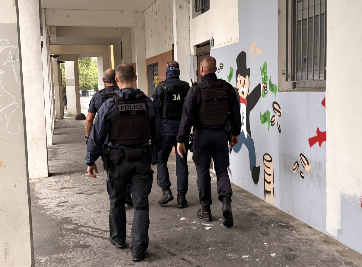 PoliceNat38's tweet photo. #SécuritéDuQuotidien I Présence policière renforcée sur le quartier #Hoche avec la #CRS83 et le Groupe de Sécurité et de Proximité. 
@VilledeGrenoble
➡️Assurer la tranquillité publique et lutter contre le trafic. 
#AntiStups
#Protéger https://t.co/JRz1qxlW7H