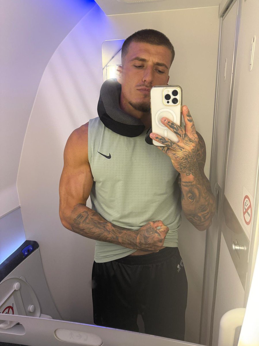 kingcashjayy's tweet photo. 37,000 feet in the air with Wi-Fi ✈️

Who’s gonna send my drinks on the plane? 🍹🍻

Serve &amp; submit to your true alpha king 😈

https://t.co/MG52mG4gHD https://t.co/DTAOWI9Uhi