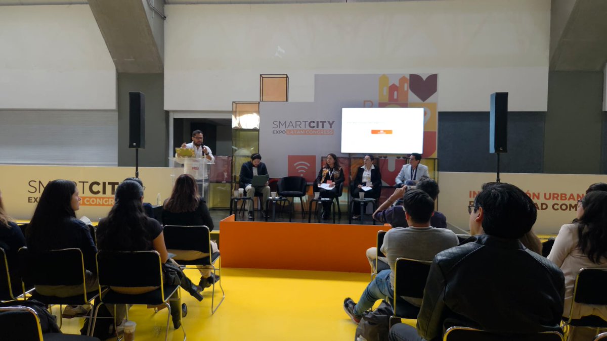 Puebla_IMPLAN's tweet photo. "Una ciudad no se improvisa: se imagina, se planea y  se construye con su gente." @JesusSReliac moderó el workshop de la @Amimpoficial en el @SmartCityLATAM, reuniendo a institutos de planeación de las Ciudades de: Guanajuato, Cancún, San Pedro Garza García y Tuxtla Gutiérrez. https://t.co/MZXqmhYrEF